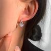 Pendientes sencillos de lujo con hebilla de cruz de diamante único e irregulares de alta gama, ligeros y elegantes con diseño de nicho y circonita geométrica.