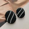 Abrigo de lana de diamante negro elegante de estilo Chanel de alta gama, chaqueta de traje con botones metálicos a juego.