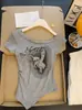 Camiseta versátil de manga corta con estampado, estilo chica hot americana de un solo hombro, dulce y fresca, para mujer, nuevo top irregular ajustado, moderno