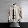 Moda de otoño: Chaqueta de hombre azul y blanca con retazos y tres rayas, cuello alto, estilo chino nuevo con cierres de botones, que irradia un ambiente sofisticado y elegante de traje Tang