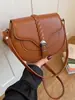 Bolso pequeño vintage 2026 nueva moda bolso de hombro de alta gama para debajo del brazo elegante versátil bandolera tipo silla de montar