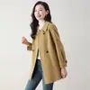 La nueva colección de otoño e invierno de Asher: un abrigo blanco 100% lana, perfecto para ir al trabajo, diseñado para figuras petite, con cinturón de corbata y una silueta entallada