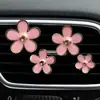Pequeño crisantemo perfume para coche joyería aleación pequeña margarita flor de cinco pétalos flor clip decoración salida de aire del coche perfume