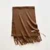 Bufanda de lana de color liso nueva para mujer, perfecta para otoño e invierno, con un diseño retro estilo coreano, chal versátil con flecos, disponible en varios colores y en stock