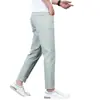 Jeans Cropped para Hombre Estilo Nuevo 2026 en Color Verde para Otoño, Corte Ajustado para Hombres Bajos, Estilo Casual
