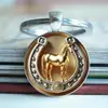 Éxito de ventas transfronterizo: Llavero con Diseño de Herradura de la Suerte y Caballo Dorado, Regalo de Aniversario