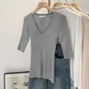 Top de punto acanalado de cuello en V y manga media de diseño único para mujer, nuevo estilo de verano, elegante, ajustado, camiseta base que realza la cintura