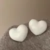 Brincos Coração Branco Leitoso Estilo Japonês e Coreano com Agulha de Prata, Brincos Coração de Pêssego com Gotejamento de Óleo, Brincos Simples Versáteis Estilo Fada para Mulheres, Modernos para o Trabalho