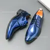 Zapatos de cuero de punta fina brillantes y a la moda de estilo británico, disponibles en tallas grandes para ventas transfronterizas, adecuados para uso formal y casual, zapatos de boda europeos y americanos, y zapatos de hombre para peluqueros.
