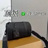 Bolso almohada nuevo para hombre 2025, un bolso de hombro, tote y bandolera versátil y moderno de estilo urbano