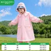 Capa de chuva infantil, estilo escola primária, projetada para uso escolar, com capuz grande, compartimento para mochila e design tudo-em-um para proteção de corpo inteiro contra chuva forte