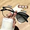 Óculos fotocromáticos para mulheres, modernos e estilosos, adequados para rostos redondos, fazendo-os parecer mais finos, versáteis para o uso diário, lentes transparentes, alta definição, bloqueio de luz azul e óculos de leitura