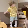 Novo conjunto infantil estilo coreano, fofo conjunto de duas peças com camiseta de manga curta e gola polo e shorts listrados para meninos e meninas