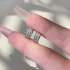 Pendientes Pequeños Anchos, Modernos y Versátiles, Clips para Oreja de Lujo Ligero para Mujer, Clavos para Hélice de Oreja Elegantes y con Estilo con Circonita Microincrustada