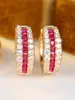 Brincos de Argola Cruzados Vermelhos de Coríndon com Diamantes Brancos Intercalados Clipes de Orelha Curvos com Diamantes Coloridos Densamente Incrustados Acessórios Versáteis de Temperamento Retrô