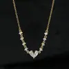 Cadena para Clavícula Elegante con Baño de Oro Real y Circonitas Microincrustadas para Mujer, Collar con Colgante de Corazón de Diseño de Nicho, Cadena de Cuello Estilo Minimalista