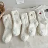 Meias de Veludo de Visão para Mulheres no Inverno, Meias Quentes com Forro de Fleece, Meias de Cano Médio Bordadas com Desenhos Animados Fofos, Meias Felpudas, Brancas