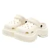 2026 Novos Sapatos com Furos Nova Moda Simples Cintura Fina Sapatos Femininos para Exterior Fechados na Ponta Solado Espesso Aumento de Altura EVA