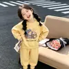 Conjunto de dos piezas de gato de dibujos animados estilo coreano para niños pequeños, con sudadera con forro polar y pantalones de cintura elástica hasta el tobillo, disponible en varios colores, proporcionando calidez para otoño e invierno