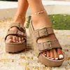Sandalias de Suela Gruesa con Remaches de Talla Grande para Comercio Exterior, Nuevas de Primavera/Verano 2026 Estilo Europeo y Americano Hebilla de Metal Chanclas de Playa para Mujer