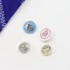 Venta directa de fabricante de insignias de aleación, broches huecos pintados personalizables, insignias de aleación de zinc, placas de nombre con logotipo de marca