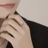 Anel de Prata de Lei S925 com Zircônia Micro-Incravada para Mulheres, Estilo Minimalista de Nicho, Original e Versátil, Anel Aberto com Zircônia Única de Quatro Garras