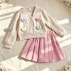 26 Comercio Exterior Transfronterizo Infantil Primavera y Otoño Nuevo Estilo Dulce y Lindo Conjunto de Dos Piezas: Suéter de Punto de Manga Larga con Forma de Corazón y Falda Plisada, En Stock