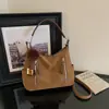 Este año, los bolsos de axila de estilo retro están de moda. Aquí tienes un bolso de hombro tipo tote nuevo, moderno y minimalista diseñado para mujeres, perfecto para el uso diario y para añadir un toque de sofisticación a tu look.