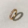 Anel Osso de Cobra Baojia para Mulheres, Versão Alta, Superfície Lisa, Banhado a Ouro Rosa 18K, Par de Anéis Fashionable de Luxo Acessível Totalmente Cravejado para Entrega