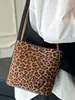 Bolso Cubo Nuevo de Otoño 2025, Gamuza Mate Elegante para Mujer, Nicho de Lujo Ligero, Gran Capacidad, Retro, de Hombro Único, Cruzado