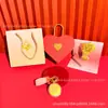Chaveiro de Biscoito Dourado Puro para Recém-Casados Felizes Buquê de Flores Criativo Conjunto de Presente para Dia dos Namorados e Dia dos Namorados Chinês Atacado Personalizado