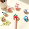 Venta al por mayor transfronteriza de figuras 3D de la serie de dibujos animados lindos de caucho blando de PVC, puntas y tapas de bolígrafos de papelería divertidas para estudiantes