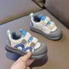 Sapatos de caminhada infantis da moda, novo modelo primavera e outono 2026, respiráveis, leves, com velcro, sola macia, sapatos casuais confortáveis para bebês e crianças pequenas