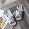 Chinelos Femininos de Verão para Casa Domésticos Internos Banheiro para Casais Fundo Macio Silenciosos Chinelos Masculinos com Fundo de Espuma