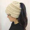 2017 Más vendido Otoño e Invierno Europeo y Americano ebay Amazon Etiquetado CC Gorro de punto de lana liso para la cabeza Gorro para la cabeza con cola de caballo para exteriores