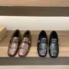 Mocasines retro marrones con flecos para mujer con aumento interno de altura, zapatos de felpa y pelo otoño e invierno 2025, zapatos pequeños de piel