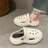 Zuecos y sandalias de dibujos animados de punta cerrada con suela gruesa para mujer, calzado de verano para exteriores, nuevos y modernos zapatos antideslizantes de doble uso famosos en internet 2023