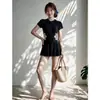 Traje de baño conservador de una pieza para mujer, alta gama, nuevo estilo 2026, negro, adelgazante, manga corta, corte cuadrado, estilo falda