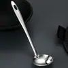 Cuchara separadora de aceite de acero inoxidable, una herramienta de cocina creativa para separar el aceite de la sopa, una cuchara de mango largo de uso doméstico para filtrar el aceite de sopas espesas y una cuchara para escurrir el aceite para olla caliente