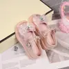 Sapatos de Couro para Meninas Sapatos de Princesa Primavera e Outono 2026 Novo Estilo Sapatos de Cristal com Laço Solado Macio Sapatos Individuais de Pérola para Meninas Pequenas