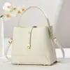 Suministrado directamente por el fabricante, el nuevo bolso es elegante, tiene una gran capacidad y se puede llevar como bolso de hombro o bolso cruzado.. Es un bolso tipo cubo en versión coreana con un diseño simple y elegante