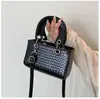 Elegante bolsa de mão pequena para mulheres, nova bolsa de ombro com padrão trançado de verão 2026, adequada para o trabalho e deslocamento, bolsa transversal pequena quadrada