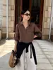 Camisa de lino artística y discreta de Han Xun, top holgado de rayas finas con media botonadura, principios de otoño 2026 27388