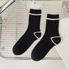 Calcetines de mujer con rayas en contraste en blanco y negro, bordados con doble aguja, deportivos, de algodón, para otoño e invierno, venta al por mayor