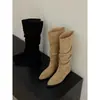Botas vaqueras occidentales de gamuza color caqui para mujer, con un diseño interior que aumenta la altura, hasta la rodilla y con un estilo plisado y volantes.
