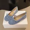 Sapatos Femininos Loafers Prata Retro Francês Solado Macio 2026 Mary Janes Vento Noturno Sapatos Baixos com Laço Dourado Sapatos de Vovó