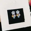 Conjunto de Brincos e Pulseira Flor com Diamantes Coloridos Micro-Pavimentados para Mulheres Doce Menina Temperamento de Luxo Leve High-End Exquisito Acessórios da Moda
