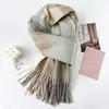 Cachecol de Xadrez Feminino Imitação de Caxemira Outono e Inverno Novo Estilo Coreano Macio e Amigo da Pele Elegante Versátil com Franjas Cachecol Quente