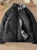Chaqueta de Algodón Invierno Retro Americana para Hombre 2025 Nueva Estudiante Engrosada Cuello Alto Abrigo de Algodón con Retazos a Cuadros