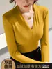 Terciopelo alemán otoño e invierno nuevo camiseta de manga larga con forro polar top de cuello en V para mujer nuevo ajuste ceñido todo partido camiseta base térmica para mujer